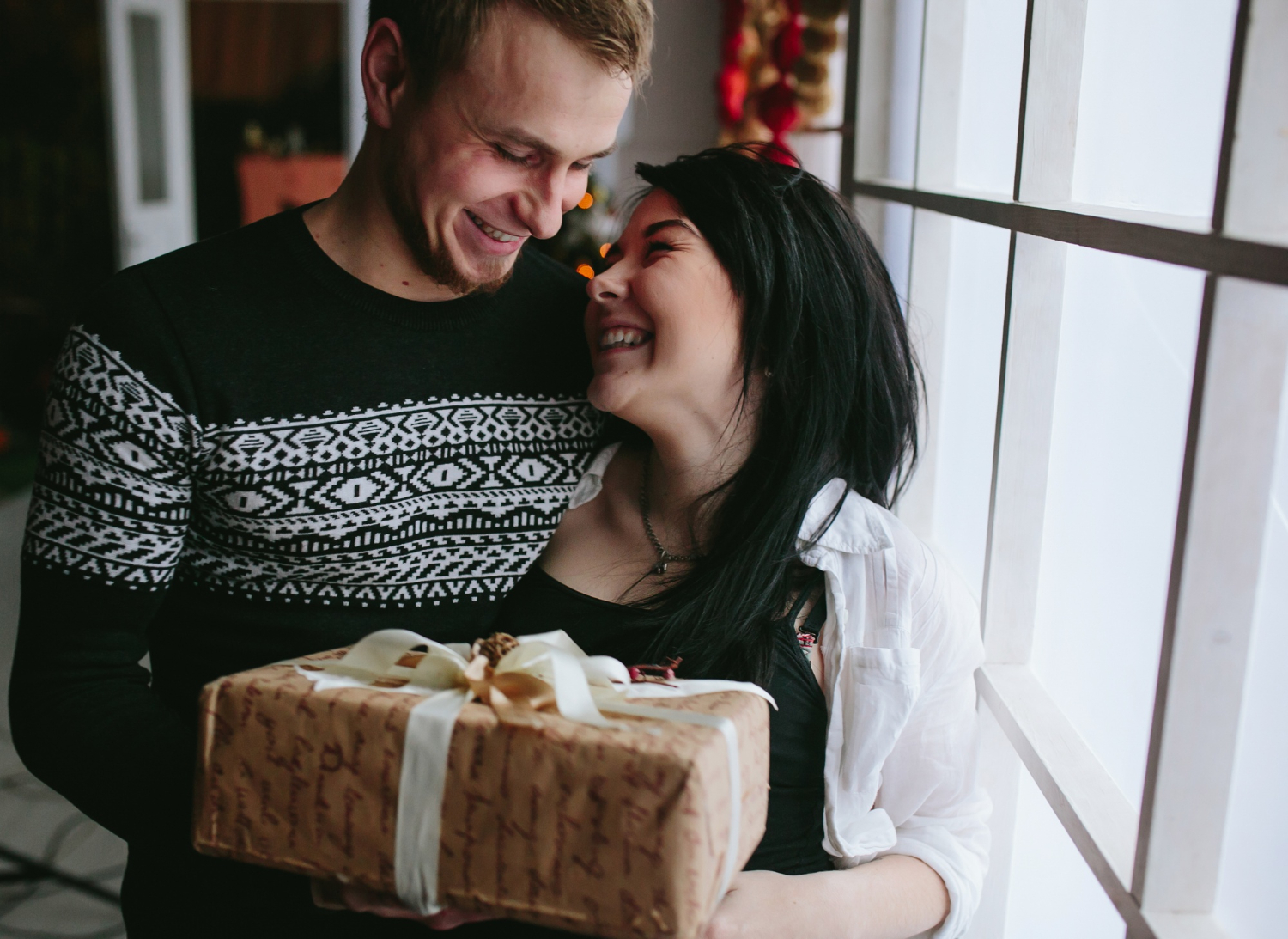 10 Exceptional Gifts for Husbands to Surprise Them on Anniversary